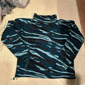 THE NORTH FACE WOMENS PULLOVER SWEATER TURTLE
NECK MEDIUM GREEN ANIMAL
PRINT